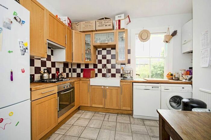 2 Bedroom Flat To Rent In Brookfield Road, Victoria Park, London, E9