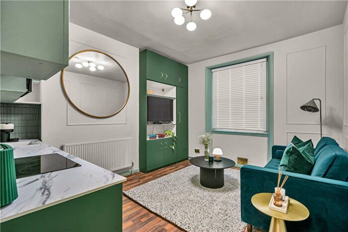 1 Bedroom Flat To Rent In Eardley Crescent, Earls Court, London, SW5