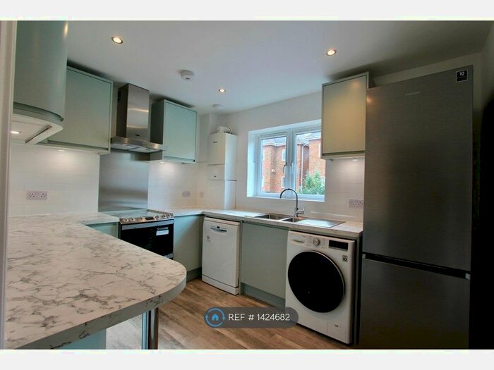 2 Bedroom Flat To Rent In Trematon Place, Teddington, TW11
