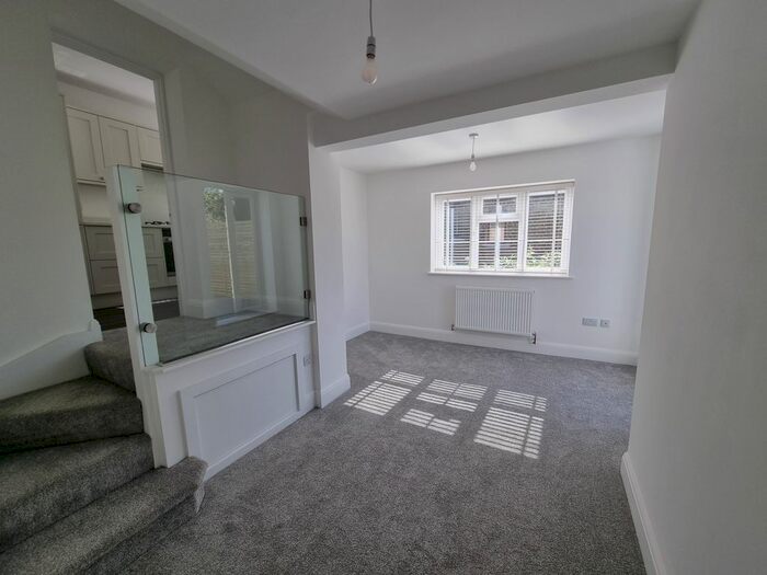 1 Bedroom Flat To Rent In Manor Road, Romford, RM1