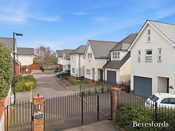 4 Bedroom Detached House For Sale In Glades Close, Romford, RM1