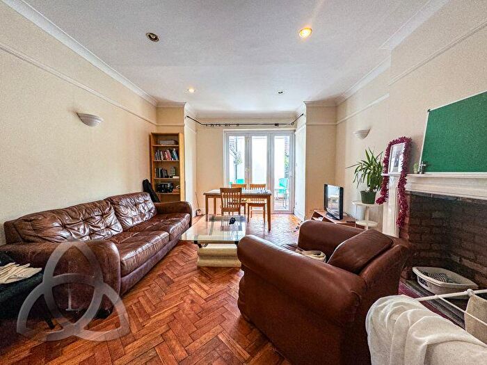 4 Bedroom Flat To Rent In St. Cuthberts Road, Kilburn, NW2
