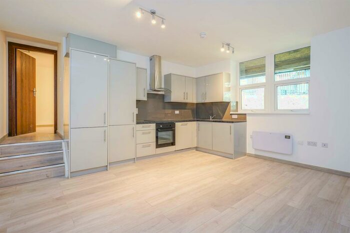 1 Bedroom Flat To Rent In Bedroom Property In Ravenscliffe Avenue, Bradford, BD10