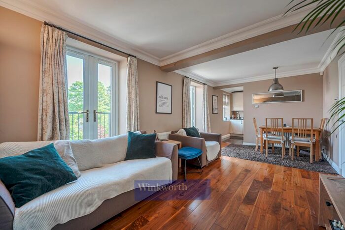 3 Bedroom Flat To Rent In Cedars Road, London, SW4