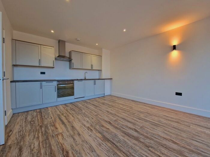 1 Bedroom Apartment To Rent In Kingsbridge Point, SN1