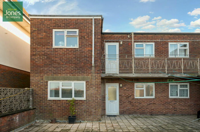 1 Bedroom Flat To Rent In South Street, Lancing, West Sussex, BN15