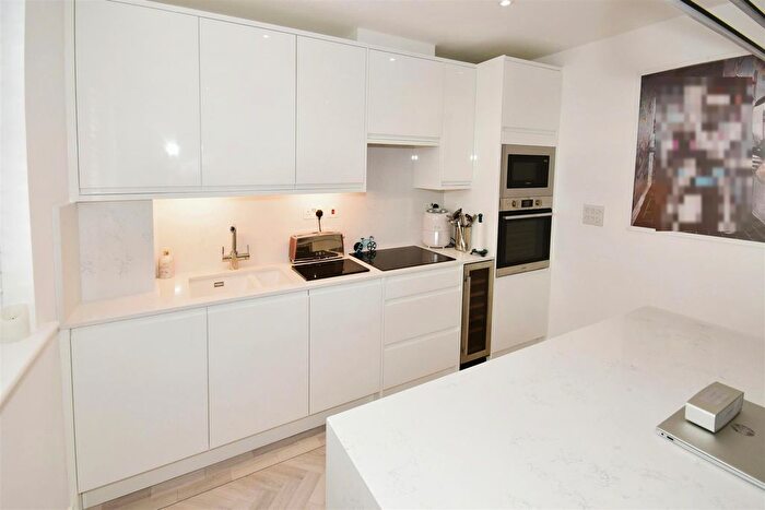 2 Bedroom Flat For Sale In High Road, Buckhurst Hill, IG9