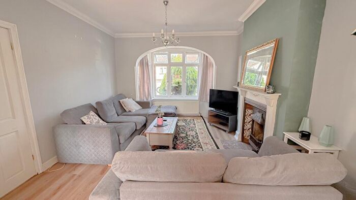 3 Bedroom Detached House For Sale In Wallace Crescent, Carshalton, Surrey, SM5