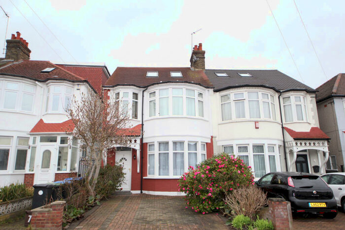 2 Bedroom Flat To Rent In Doveridge Gardens, Palmers Green, N13