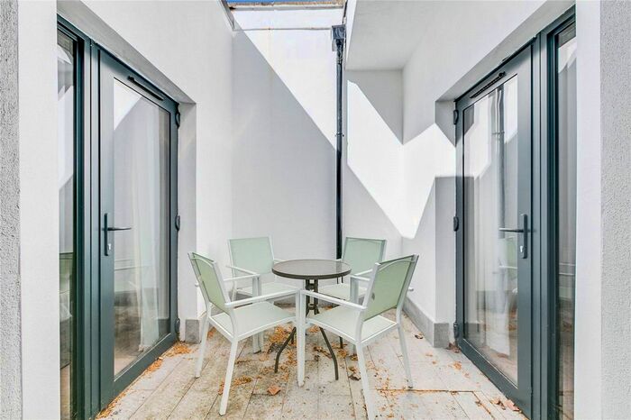 2 Bedroom Flat To Rent In Goldhawk Road, Shepherds Bush Green, W12