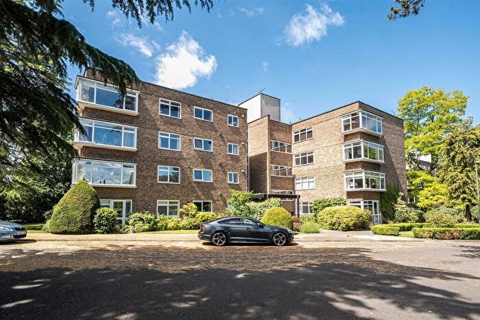 2 Bedroom Flat For Sale In Buckingham Close, Guildford, GU1