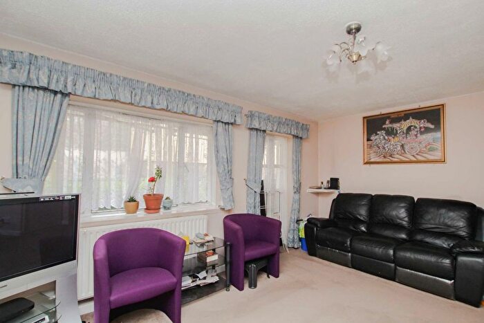 3 Bedroom Flat To Rent In Boston Manor Road, Brentford, TW8