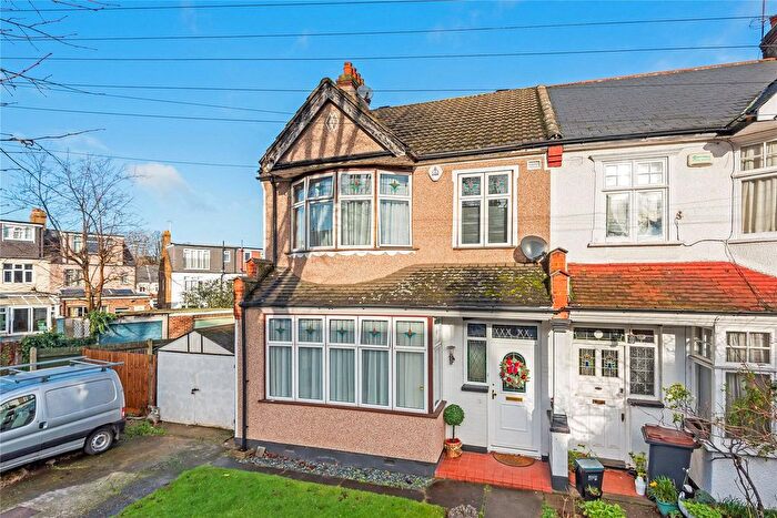 3 Bedroom End Of Terrace House For Sale In Palace View, Bromley, BR1