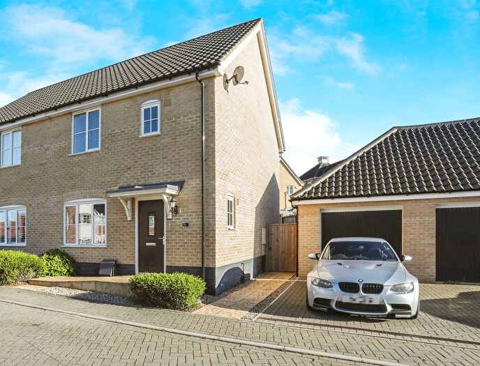 3 Bedroom Semi-Detached House For Sale In Holly Way, Saxmundham, IP17