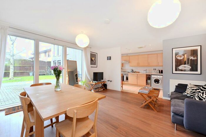 2 Bedroom Flat To Rent In Blueprint Apartments, SW12