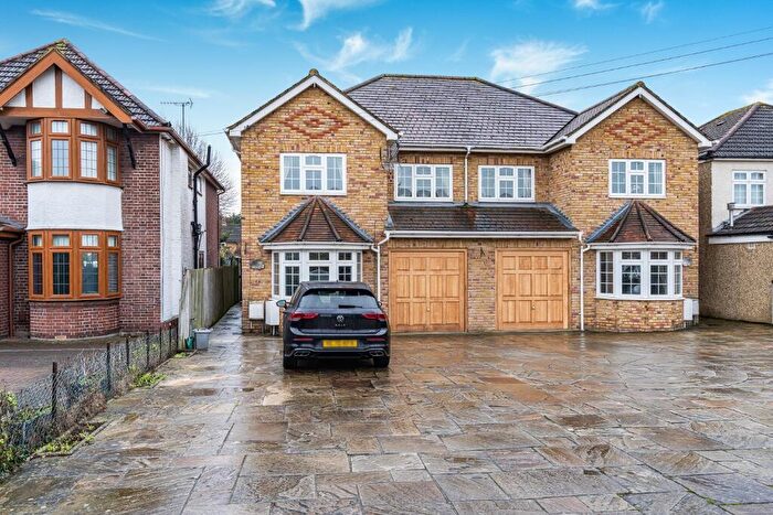 4 Bedroom Semi Detached House For Sale In Langley Road, Slough, Berkshire, SL3