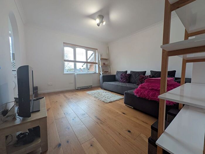 2 Bedroom Flat To Rent In Missenden Gardens, Burnham, SL1