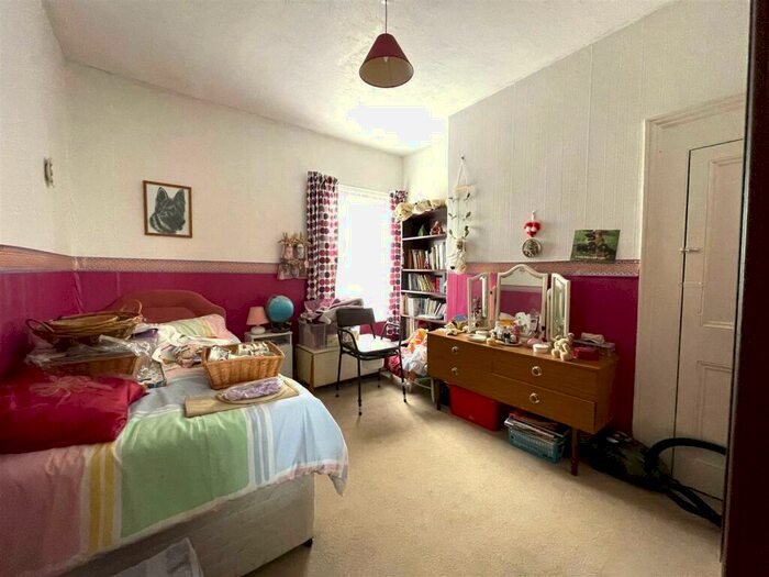 3 Bedroom End Of Terrace House For Sale In Carrington Avenue, Hornsea, HU18