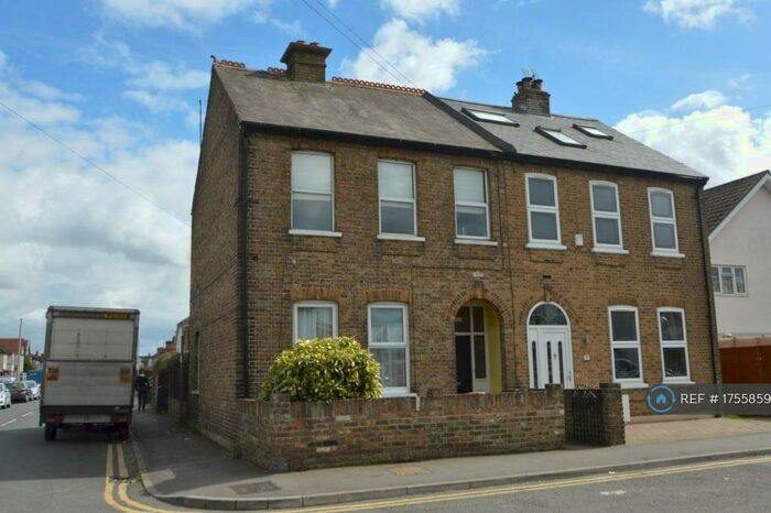 2 Bedroom Flat To Rent In Meadfield Road, Slough, SL3