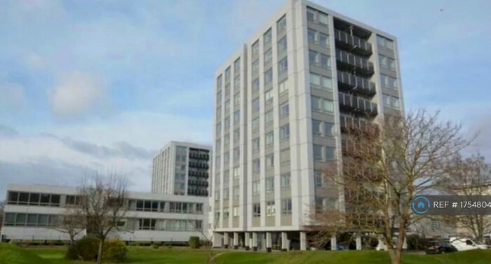 2 Bedroom Flat To Rent In Wellington Close, Walton-On-Thames, KT12