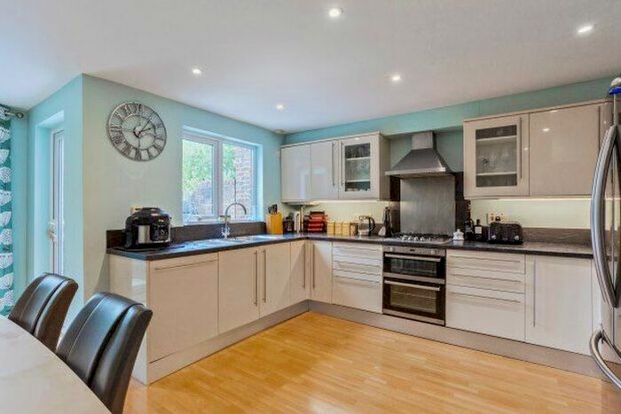 3 Bedroom Maisonette To Rent In Dale Close, Oxford, OX1