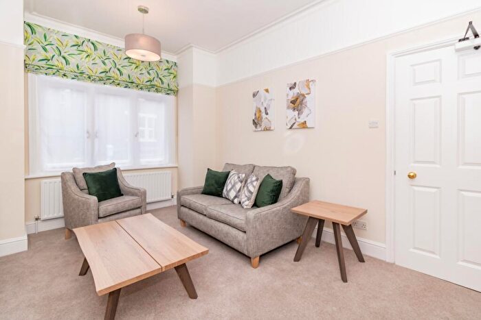 1 Bedroom Apartment To Rent In Walton Crescent, Oxford, OX1