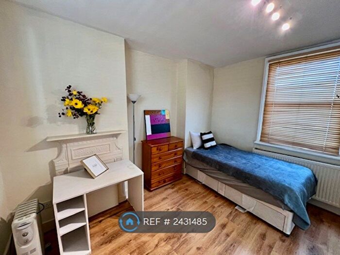 Studio To Rent In London, London, W14