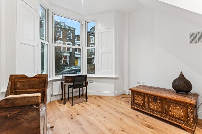 3 Bedroom Flat To Rent In Pyrland Road, Canonbury, N5