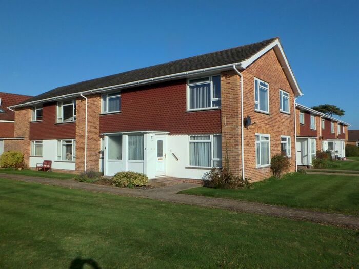 2 Bedroom Flat To Rent In Aspen Place, New Milton BH25