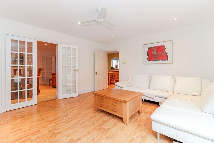 4 Bedroom Detached House For Sale In Stratford Way, Watford, WD17