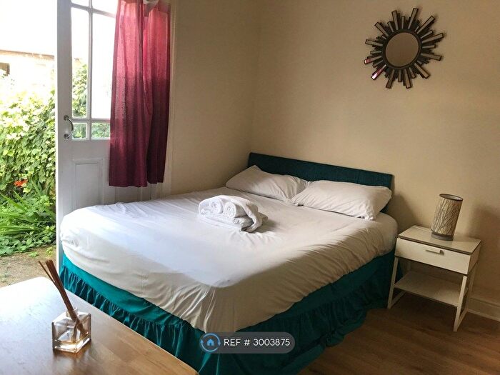 Studio To Rent In Eade Road, London, N4
