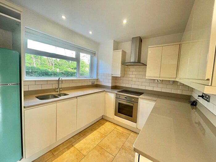 2 Bedroom Flat To Rent In Marina Court, Bournemouth, BH5