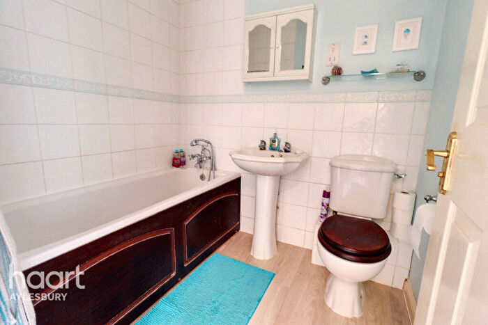 3 Bedroom End Of Terrace House For Sale In Hinds Way, Aylesbury, HP21