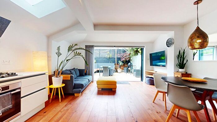 2 Bedroom Flat To Rent In Ashbourne Grove, London, W4