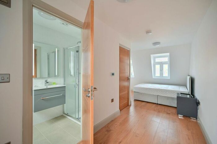 2 Bedroom Flat To Rent In Upper Richmond Road, Putney, London, SW15