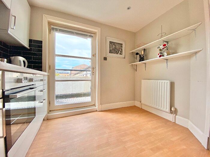 3 Bedroom Flat To Rent In St Andrews Square, City Centre, Glasgow, G1