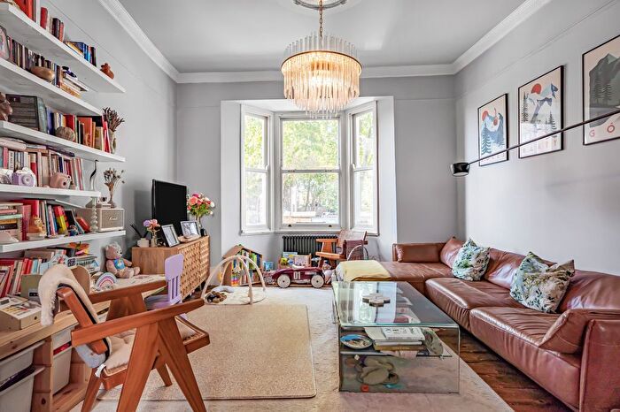 3 Bedroom Maisonette For Sale In Victoria Park Road, London, E9