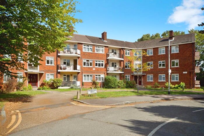 3 Bedroom Flat For Sale In Hermitage Walk, London, E18