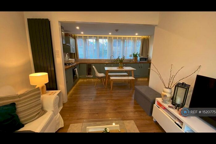 2 Bedroom Flat To Rent In Chilton Grove, London, SE8