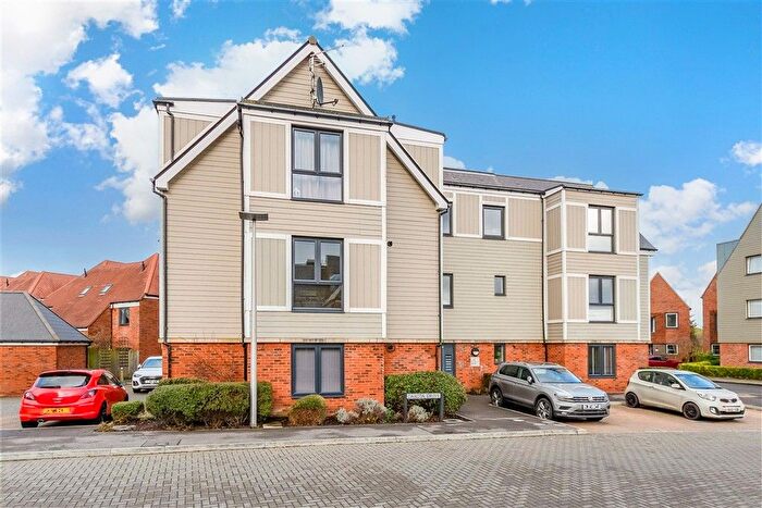 2 Bedroom Flat For Sale In Dakota Drive, Chatham, Kent, ME4