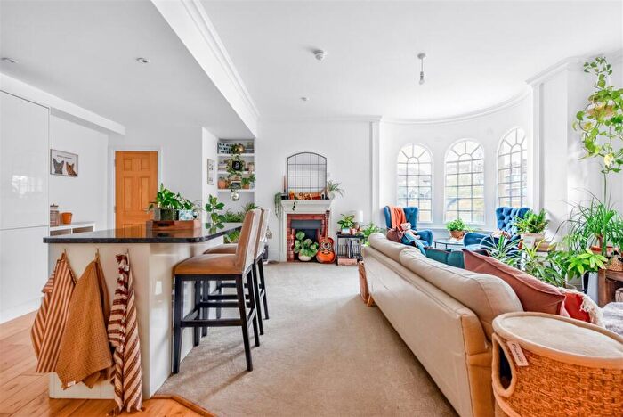 2 Bedroom Flat For Sale In Carfax, Horsham, RH12