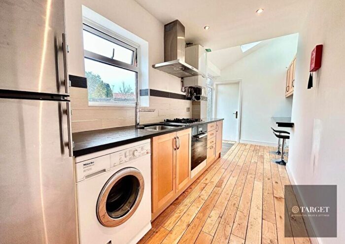 Studio To Rent In Dartford Avenue, N9