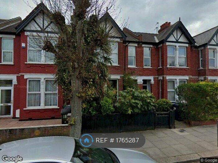 Studio To Rent In Squires Lane, London, N3