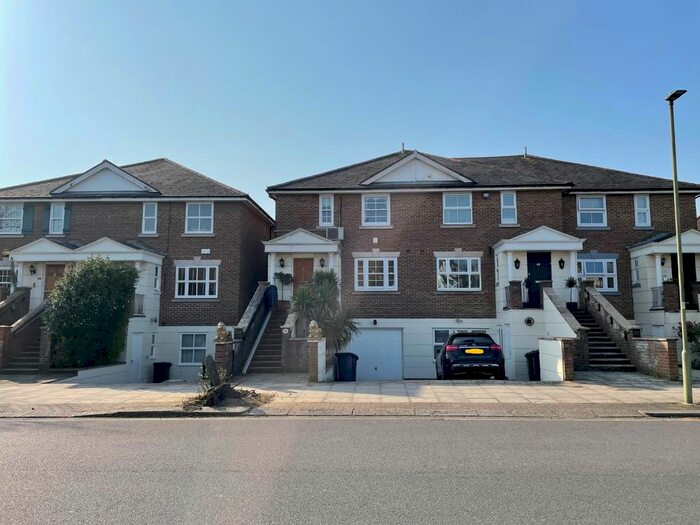 4 Bedroom Town House To Rent In Newcombe Park, Mill Hill, NW7
