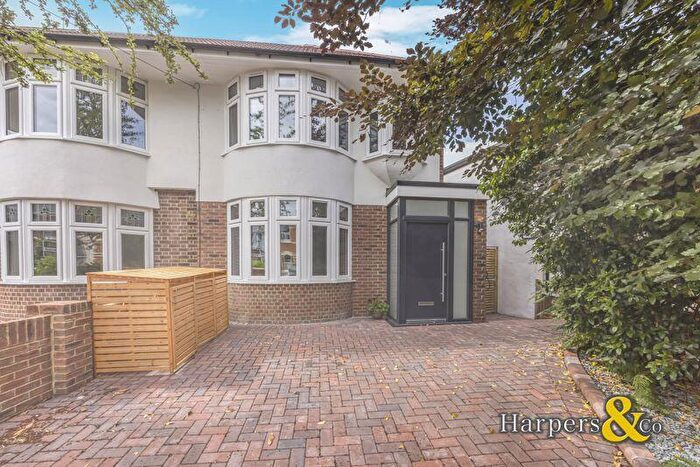 4 Bedroom Semi-Detached House For Sale In Knoll Road, Bexley, DA5
