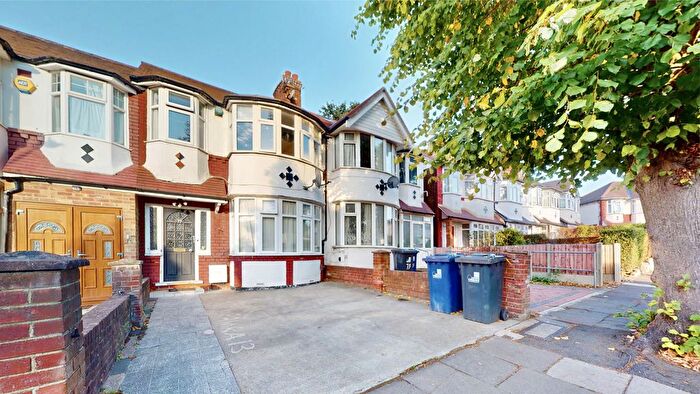 3 Bedroom Terraced House For Sale In Cleveley Crescent, Ealing, W5