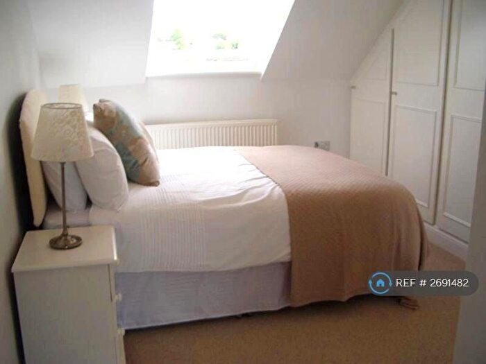 2 Bedroom Flat To Rent In Romola Road, London, SE24