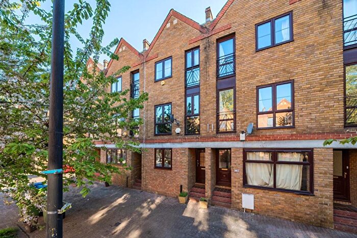 3 Bedroom Terraced House For Sale In Brunswick Quay, London, SE16