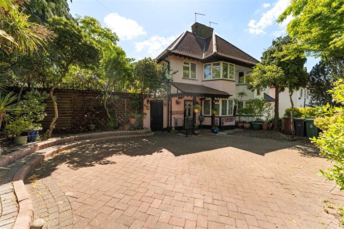 3 Bedroom Semi Detached House For Sale In Underwood Road, Highams Park, E4