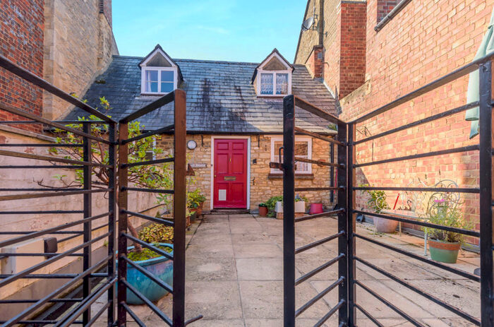 2 Bedroom Apartment To Rent In Market Square, OX28